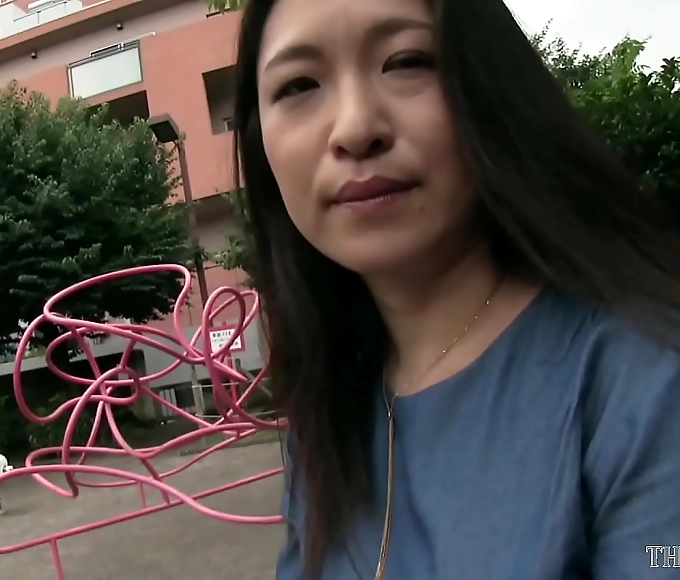 Japanese MILF with a Luscious Ripped Body: Unleash Your Desires and Explore Her Alluring Curves!