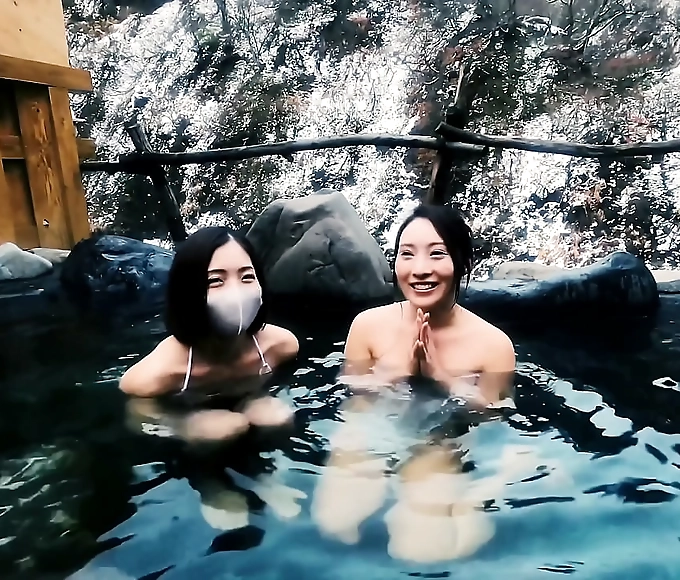 JAV Enchantress Unleashes Her Luscious Body in Mesmerizing Snow Sculpture Art with Adorable White Cat