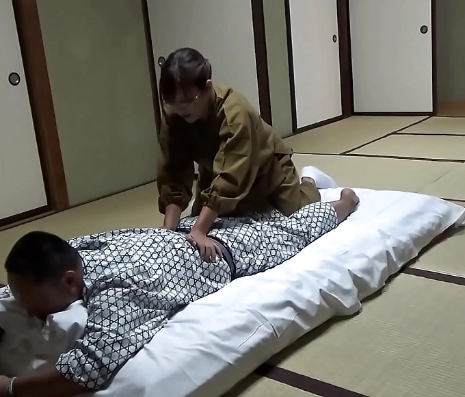 JAV Porn: Luscious Waitress Gets Down and Dirty with Futon at Hot Spring Inn