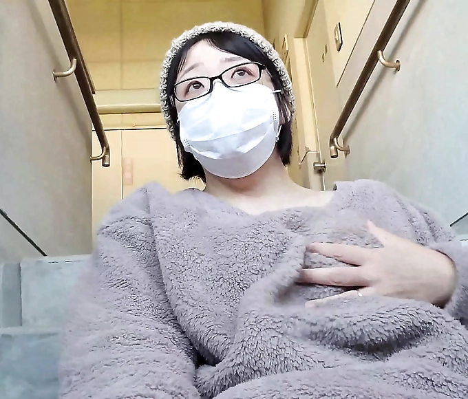 JAV Beauty Aika's Sultry Outdoor Solo Session: Get Turned On By This Married Woman's Public Masturbation!